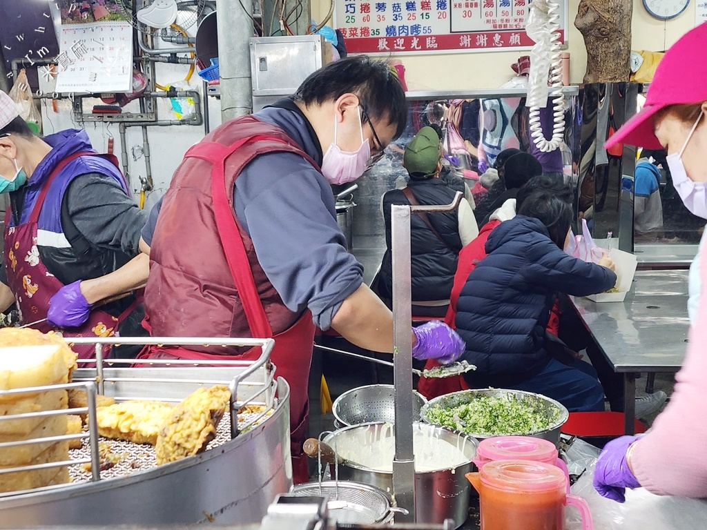 好佳蚵嗲┃南機場夜市美食。25種以上炸物超給力，炸香菜也能吃到，還有炸蚵嗲是人氣必點