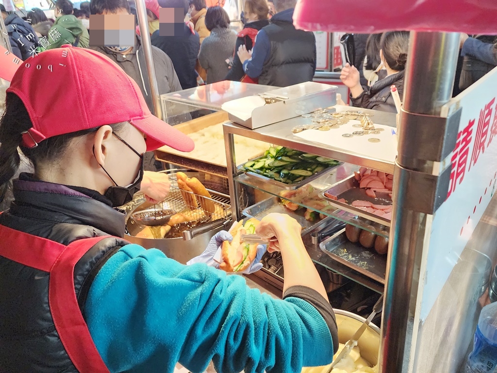 大昌沙拉船┃寧夏夜市美食。超人氣營養三明治，自製麵包、用料紮實，大人小孩都喜歡