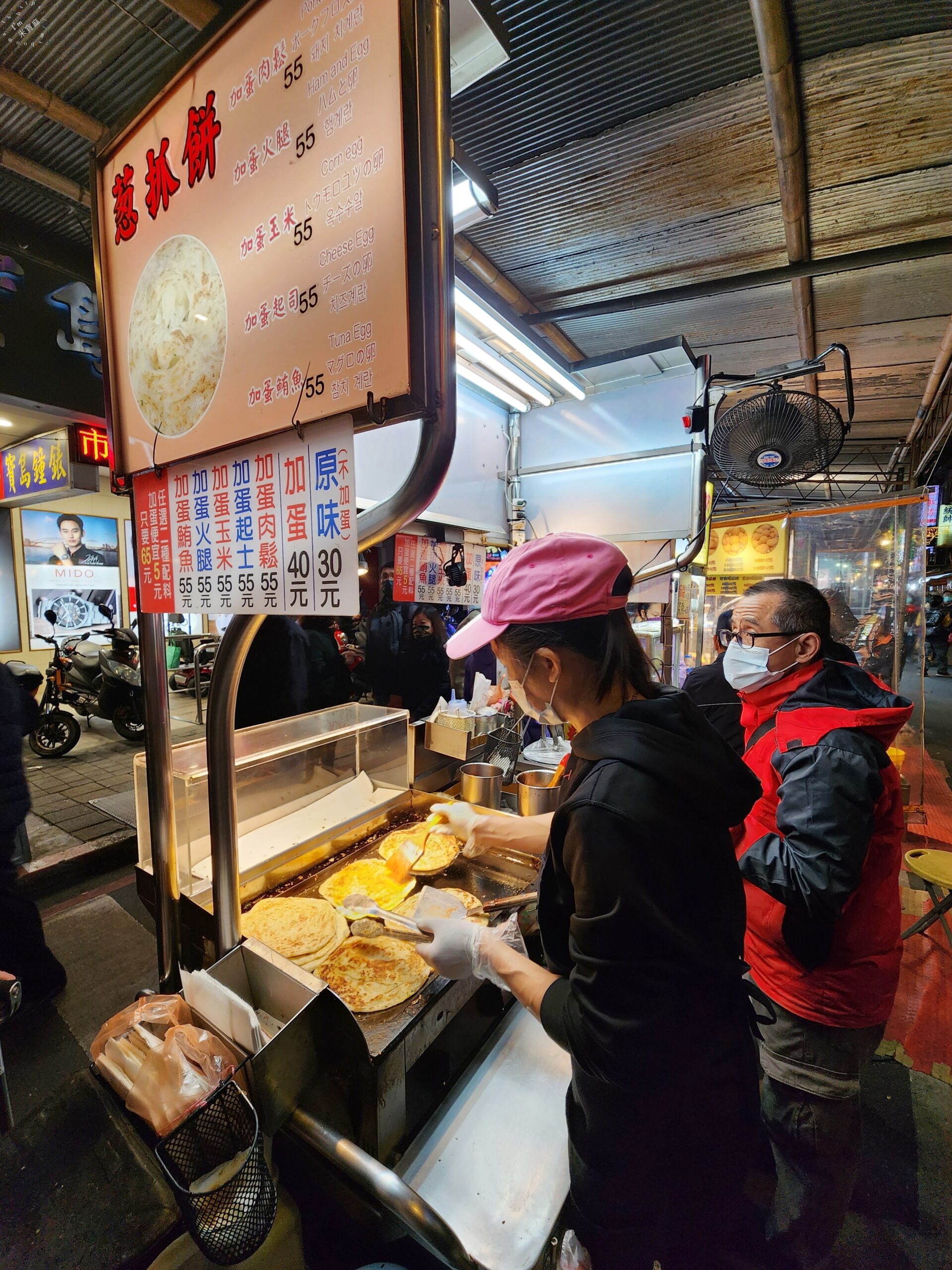 阿華蔥抓餅┃廣州街夜市美食。多口味選擇，一營業就是排隊，原味蔥抓餅只要30元