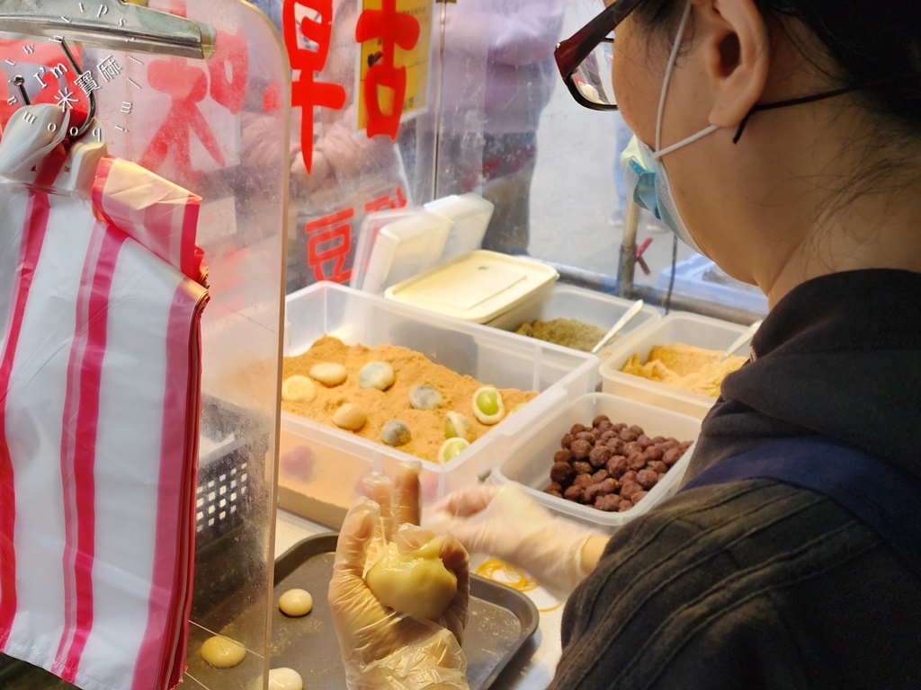 Q麻吉古早味麻糬┃南機場夜市美食。季節限定草莓麻糬、葡萄麻糬快跟一波，還有傳統麻糬都能吃到