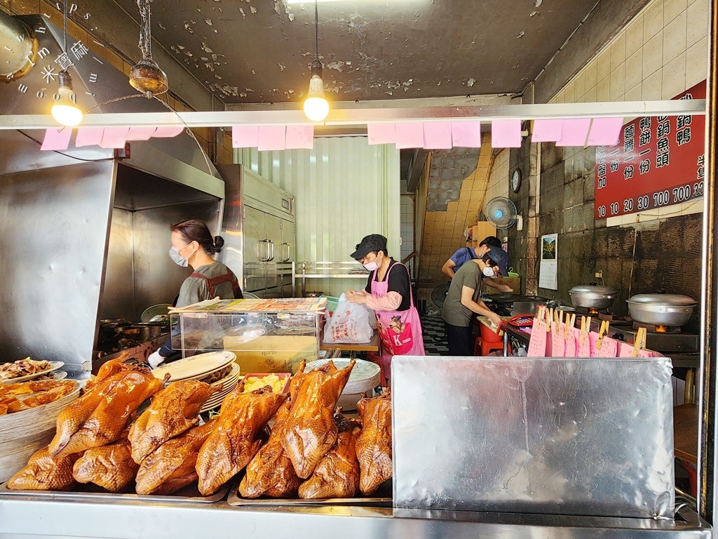 北京烤鴨┃台南烤鴨。30年在地老店，一營業就是不斷排隊，想吃記得電話預訂才不會扼腕