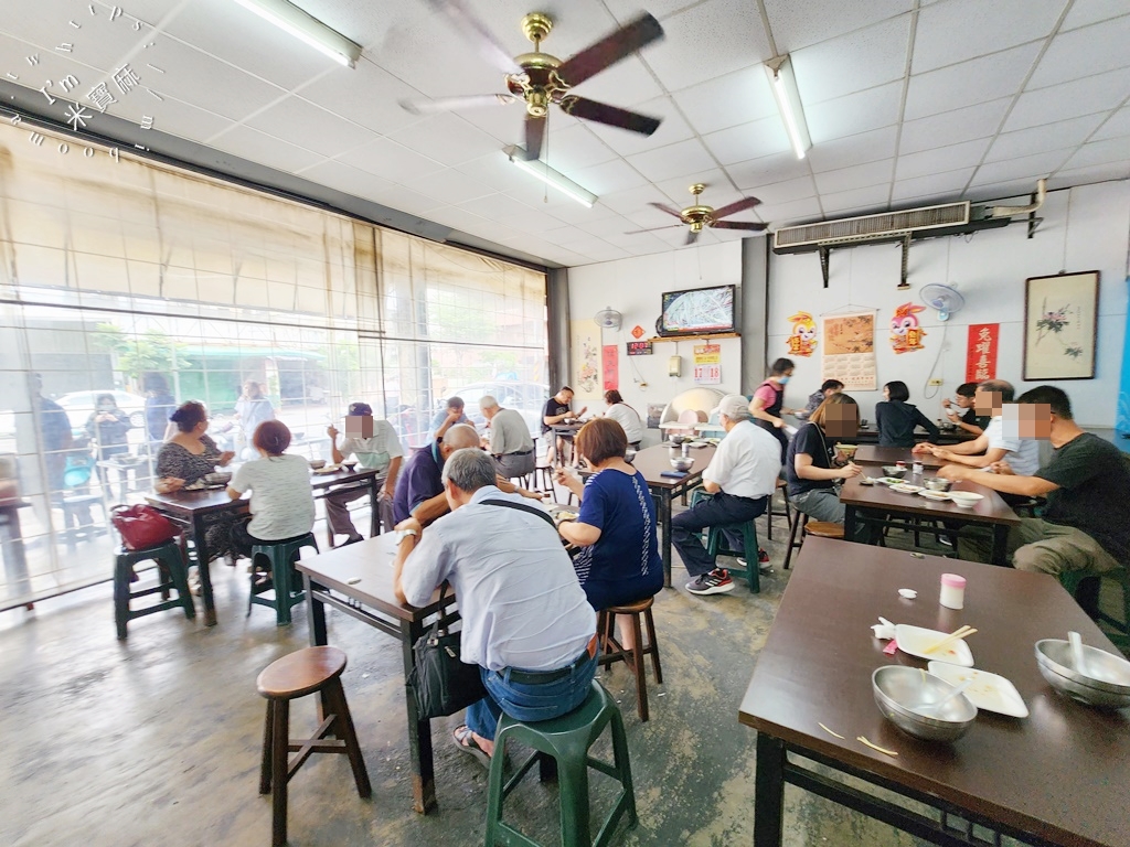 俗俗賣虱目魚┃台南虱目魚粥。用餐時段人潮滿座、虱目魚及蚵仔鮮美超順口!