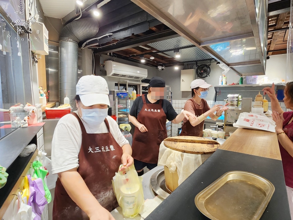 大三元豆漿┃台北30年老字號早餐店。韭菜盒子、蛋餅以及飯糰都好吃，眷村味早點來這裡