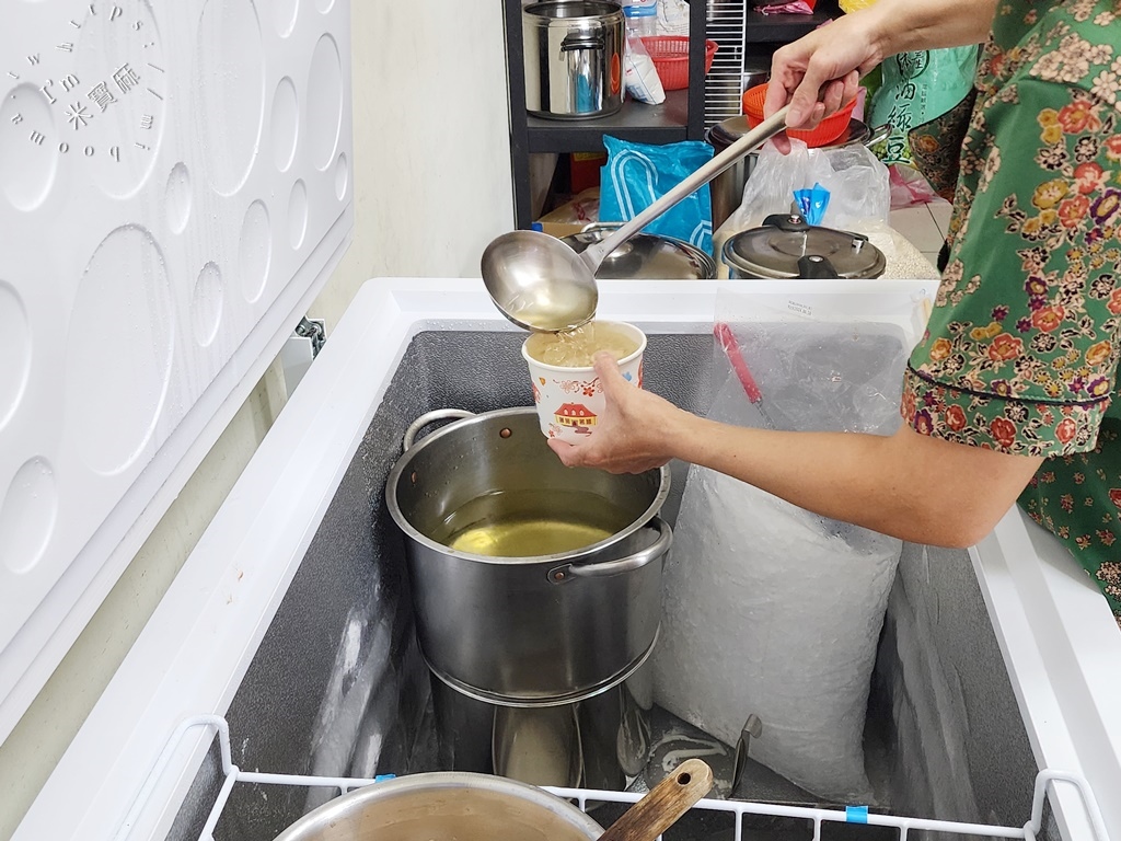 裕民街紅豆湯圓┃板橋湯圓。在地人激推必吃!夏天吃冰涼甜湯、冬天吃暖呼的湯圓，現煮配料平價大滿足