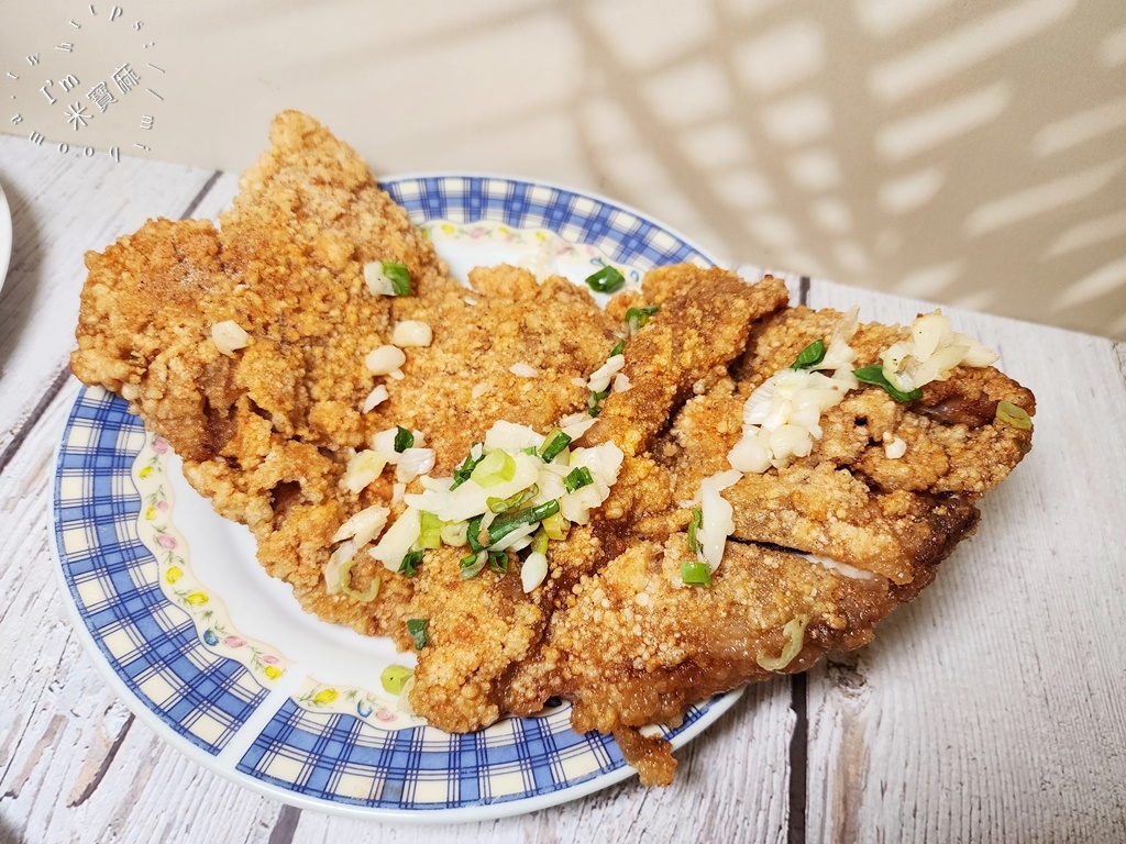 豆豆炸物鹽酥雞┃永和鹽酥雞。蔥蒜加下去超給力，品項選擇多!可先致電預約免久候