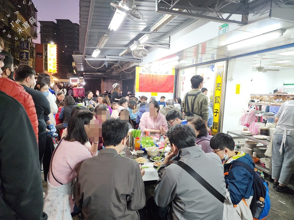 阿亮餃子館┃南機場夜市美食。超狂人氣水餃店，內用外帶都受歡迎，搭碗湯剛剛好