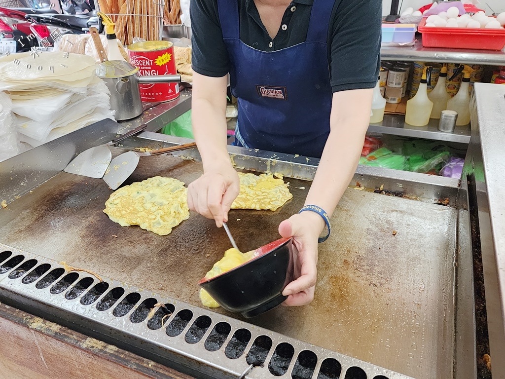 成都豆漿大王┃中和早餐宵夜。超大煎包有夠份量!激推燒餅油條，餐點豐富滿足，生意還特好