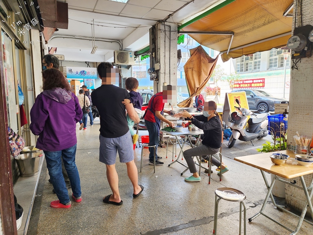 阿坤麵┃台中美食。在地50年傳承三代的老字號麵店，人潮強強滾、米其林必比登連續四年推薦的好味道