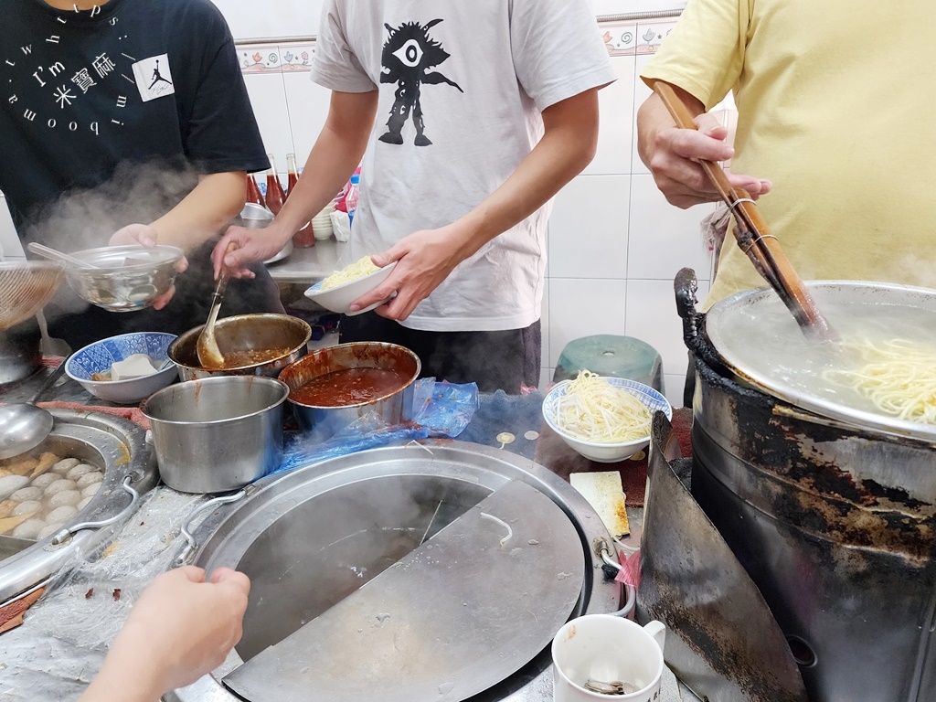 阿坤麵┃台中美食。在地50年傳承三代的老字號麵店，人潮強強滾、米其林必比登連續四年推薦的好味道