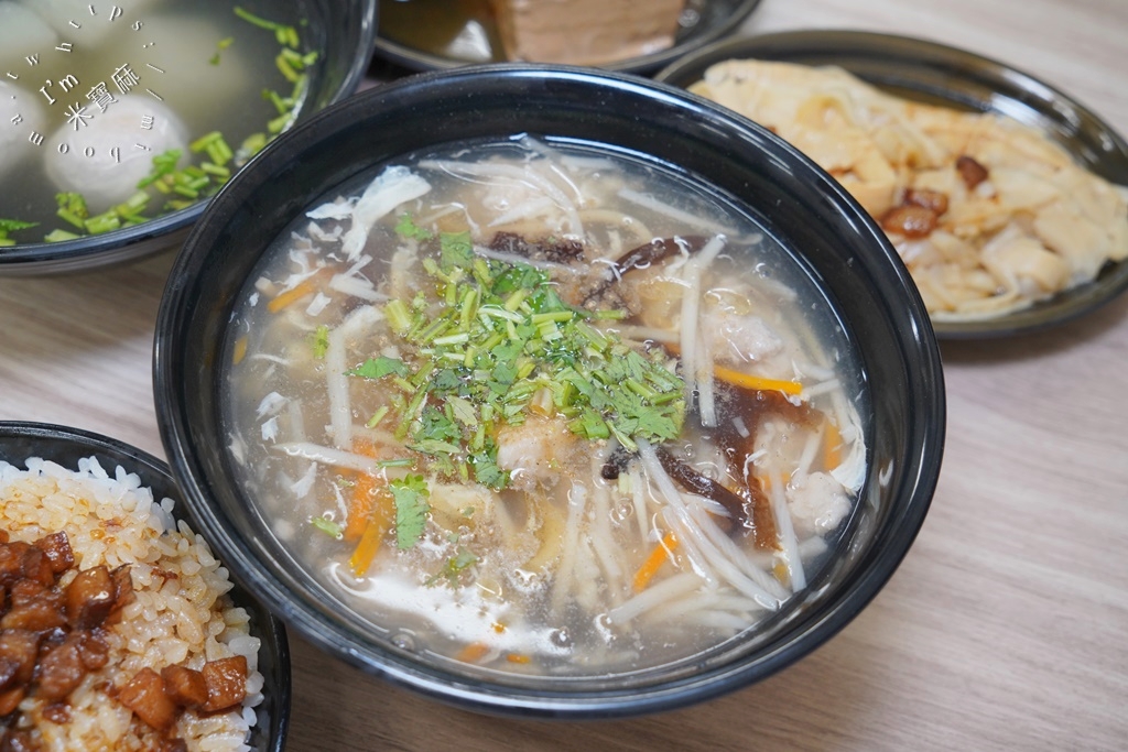 富足油飯┃桃園美食。傳承五代百年油飯、每日限量10碗紅蟳鰻魚油飯別錯過，海味滿滿超有份量