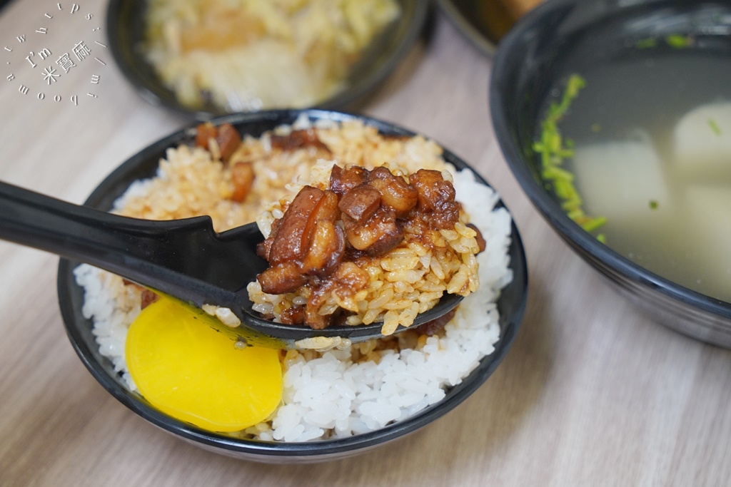 富足油飯┃桃園美食。傳承五代百年油飯、每日限量10碗紅蟳鰻魚油飯別錯過，海味滿滿超有份量