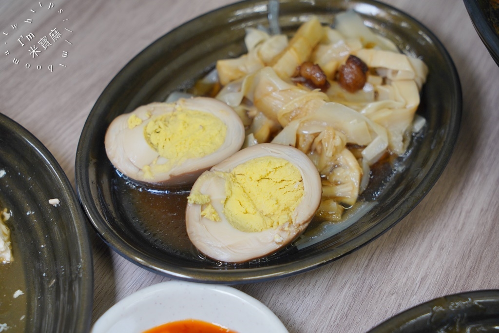 富足油飯┃桃園美食。傳承五代百年油飯、每日限量10碗紅蟳鰻魚油飯別錯過，海味滿滿超有份量