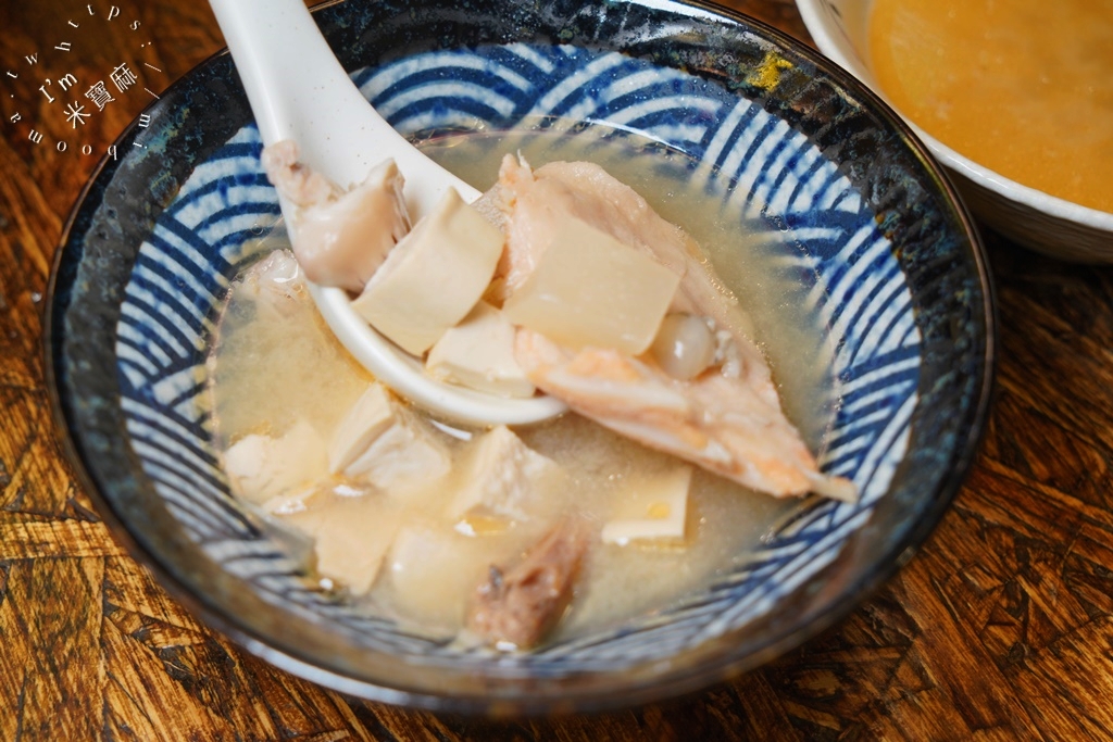 超甲組海鮮丼飯┃大安區丼飯。超海味丼飯來這吃!環境絕美好拍、內用熱湯茶品自助無限，還有超大生蠔一定要吃