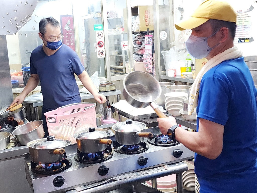 龍記搶鍋麵┃台北美食。在地隱身巷弄40年老字號熗鍋麵，巷弄好滋味!蒜頭加下去超級香