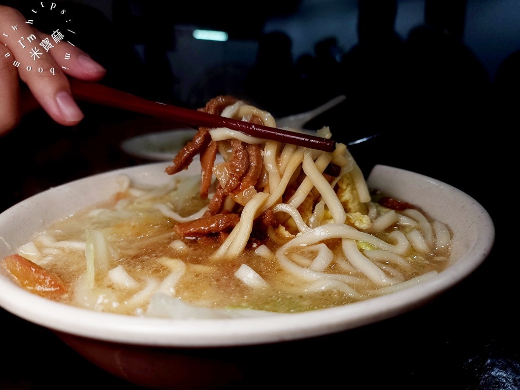 龍記搶鍋麵┃台北美食。在地隱身巷弄40年老字號熗鍋麵，巷弄好滋味!蒜頭加下去超級香