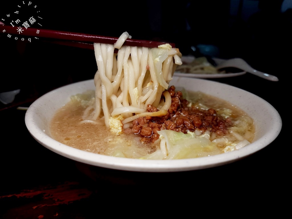 龍記搶鍋麵┃台北美食。在地隱身巷弄40年老字號熗鍋麵，巷弄好滋味!蒜頭加下去超級香