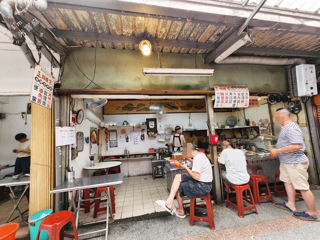 正宗阿偉咖哩飯┃萬華美食。在地人推薦傳統早午餐，咖哩飯加辣真的有夠正點，夏天再來碗竹筍湯剛剛好