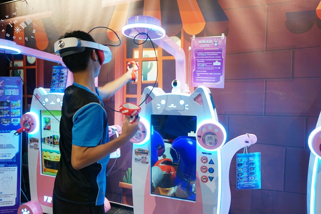 星實境VR CAT┃新莊宏匯廣場。全台首創行動支付自助萌貓VR體驗機，超過10款遊戲有夠好玩，室內吹冷氣也玩的盡興