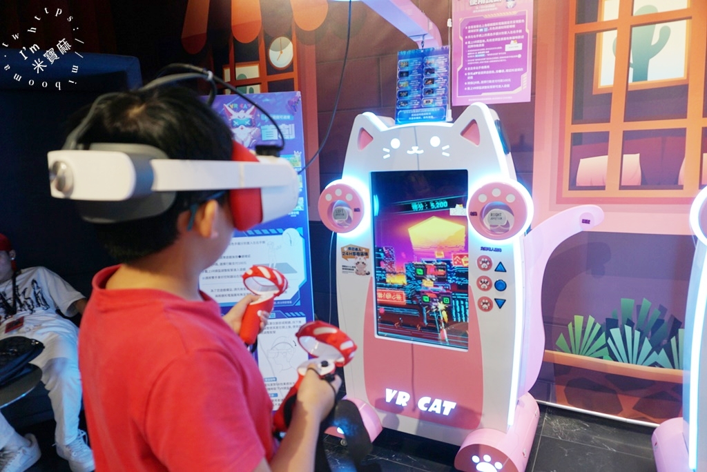 星實境VR CAT┃新莊宏匯廣場。全台首創行動支付自助萌貓VR體驗機，超過10款遊戲有夠好玩，室內吹冷氣也玩的盡興