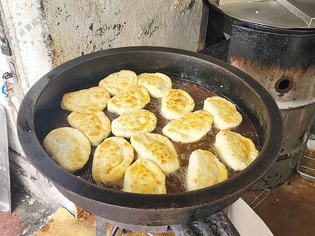 老楊煎包 黃金脆皮水煎包┃新店美食。近一甲子在地老字號，三種口味煎包菜盒各有千秋，再來杯冷飲剛剛好