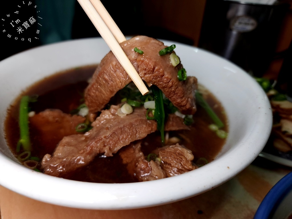 濟南牛肉麵┃台北牛肉麵。牛肉存在感超霸氣，半筋半肉點起來，加上紅燒湯頭有夠過癮的