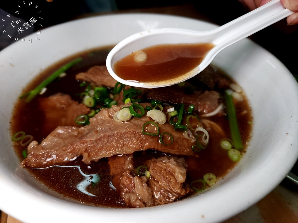 濟南牛肉麵┃台北牛肉麵。牛肉存在感超霸氣，半筋半肉點起來，加上紅燒湯頭有夠過癮的