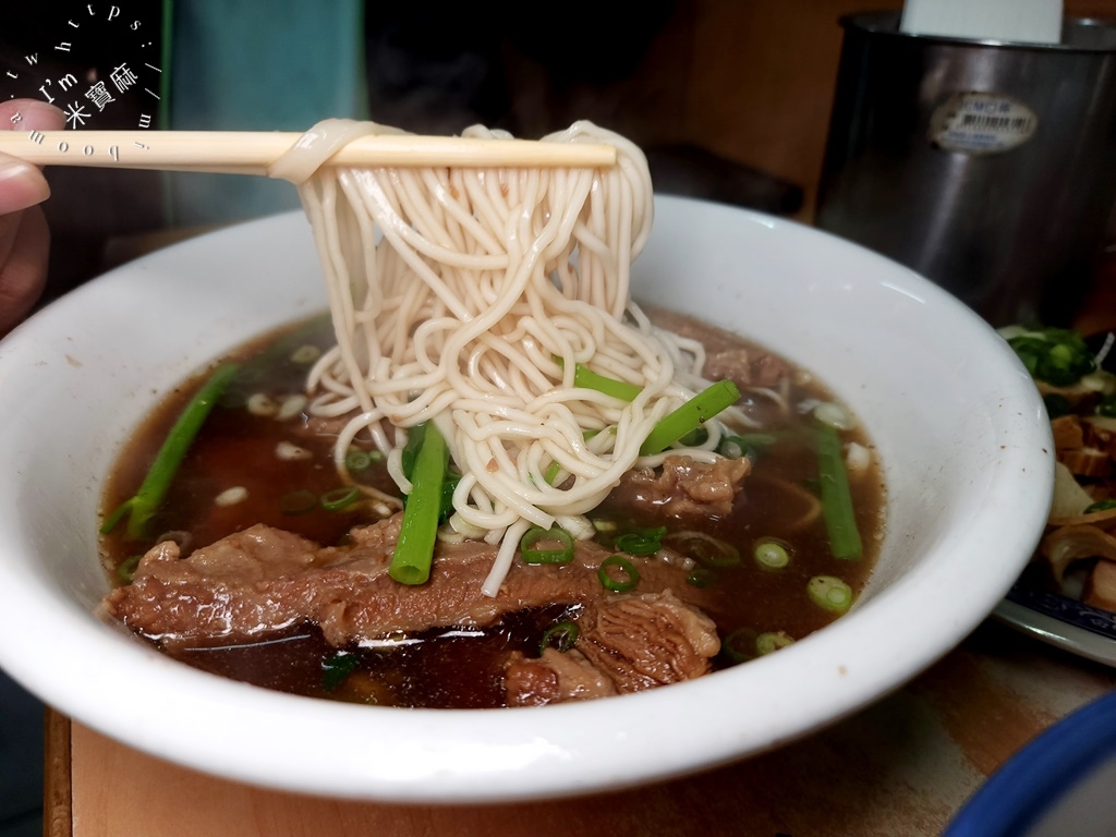 濟南牛肉麵┃台北牛肉麵。牛肉存在感超霸氣，半筋半肉點起來，加上紅燒湯頭有夠過癮的