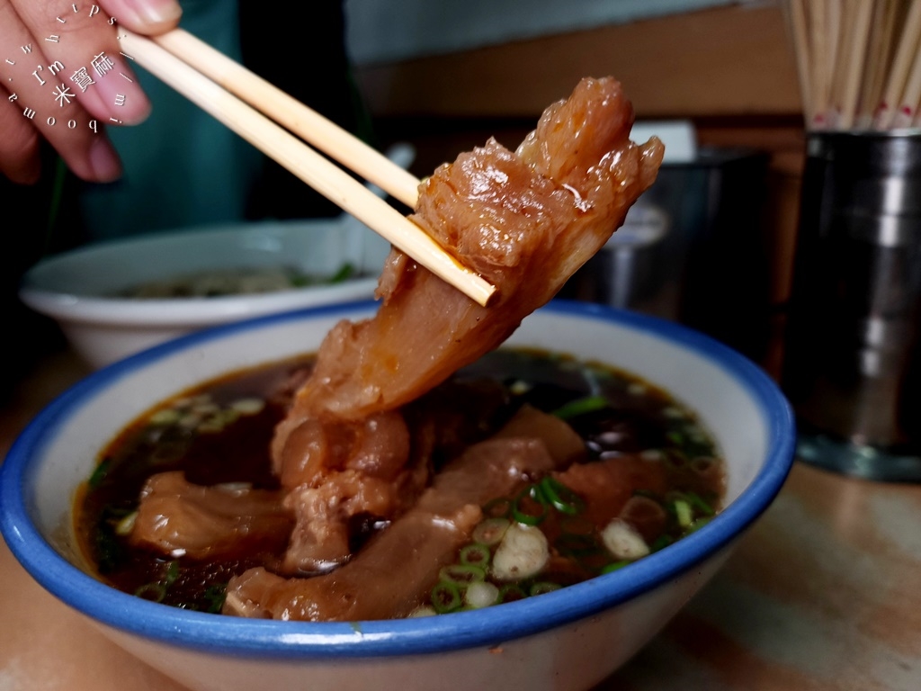 濟南牛肉麵┃台北牛肉麵。牛肉存在感超霸氣，半筋半肉點起來，加上紅燒湯頭有夠過癮的