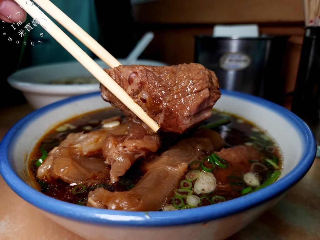 濟南牛肉麵┃台北牛肉麵。牛肉存在感超霸氣，半筋半肉點起來，加上紅燒湯頭有夠過癮的