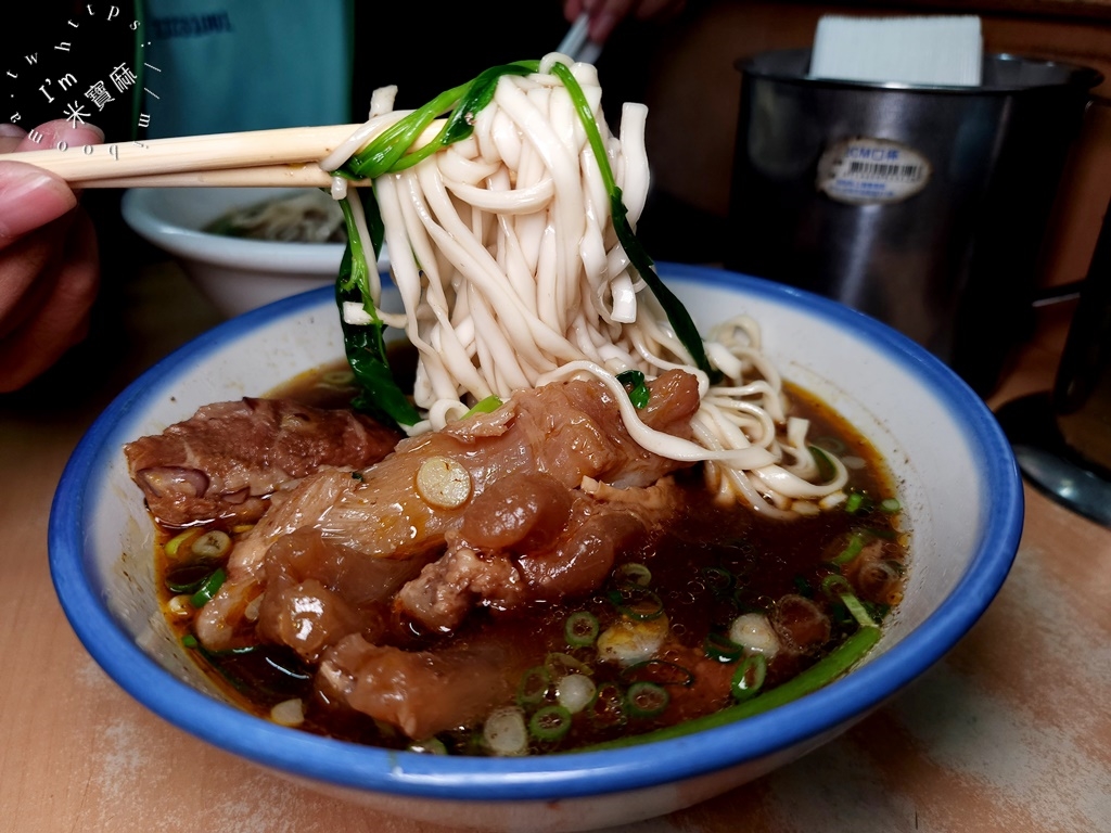 濟南牛肉麵┃台北牛肉麵。牛肉存在感超霸氣，半筋半肉點起來，加上紅燒湯頭有夠過癮的