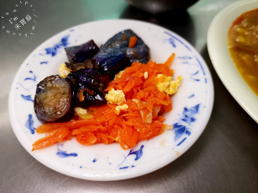 正宗阿偉咖哩飯┃萬華美食。在地人推薦傳統早午餐，咖哩飯加辣真的有夠正點，夏天再來碗竹筍湯剛剛好