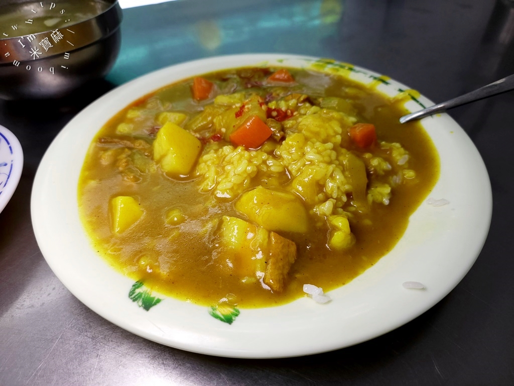 正宗阿偉咖哩飯┃萬華美食。在地人推薦傳統早午餐，咖哩飯加辣真的有夠正點，夏天再來碗竹筍湯剛剛好