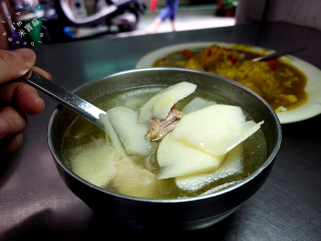 正宗阿偉咖哩飯┃萬華美食。在地人推薦傳統早午餐，咖哩飯加辣真的有夠正點，夏天再來碗竹筍湯剛剛好