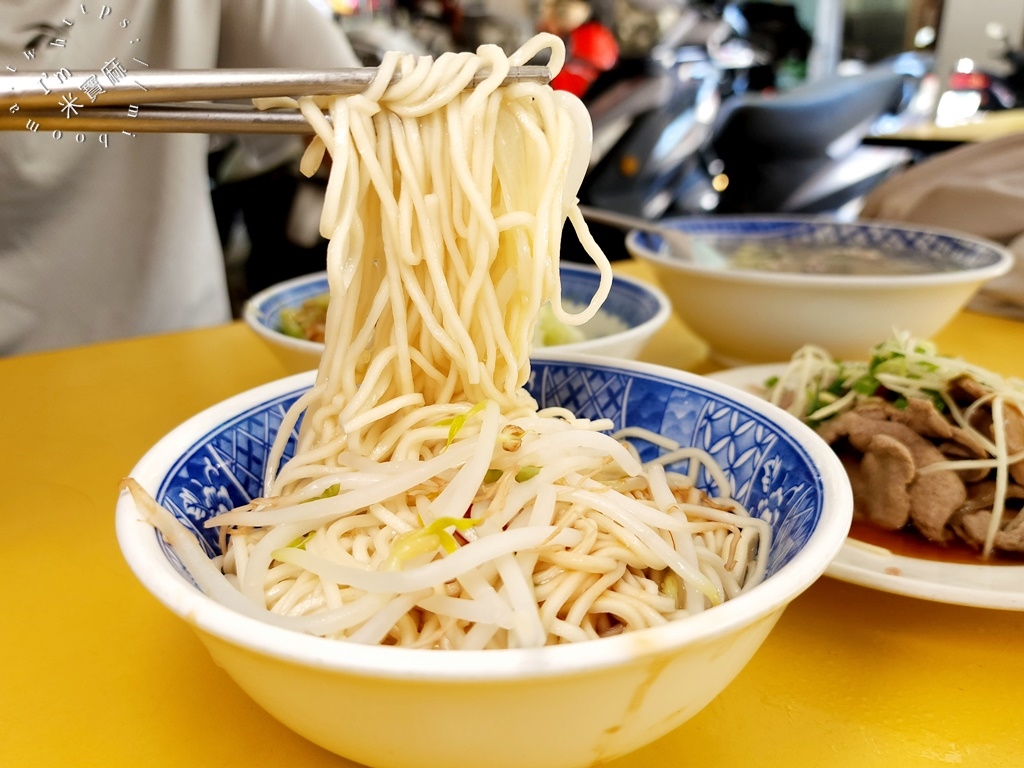 中義街乾麵┃新莊美食。在地30年老店，烏醋乾麵一定要吃，當男人變愛時拍攝場景