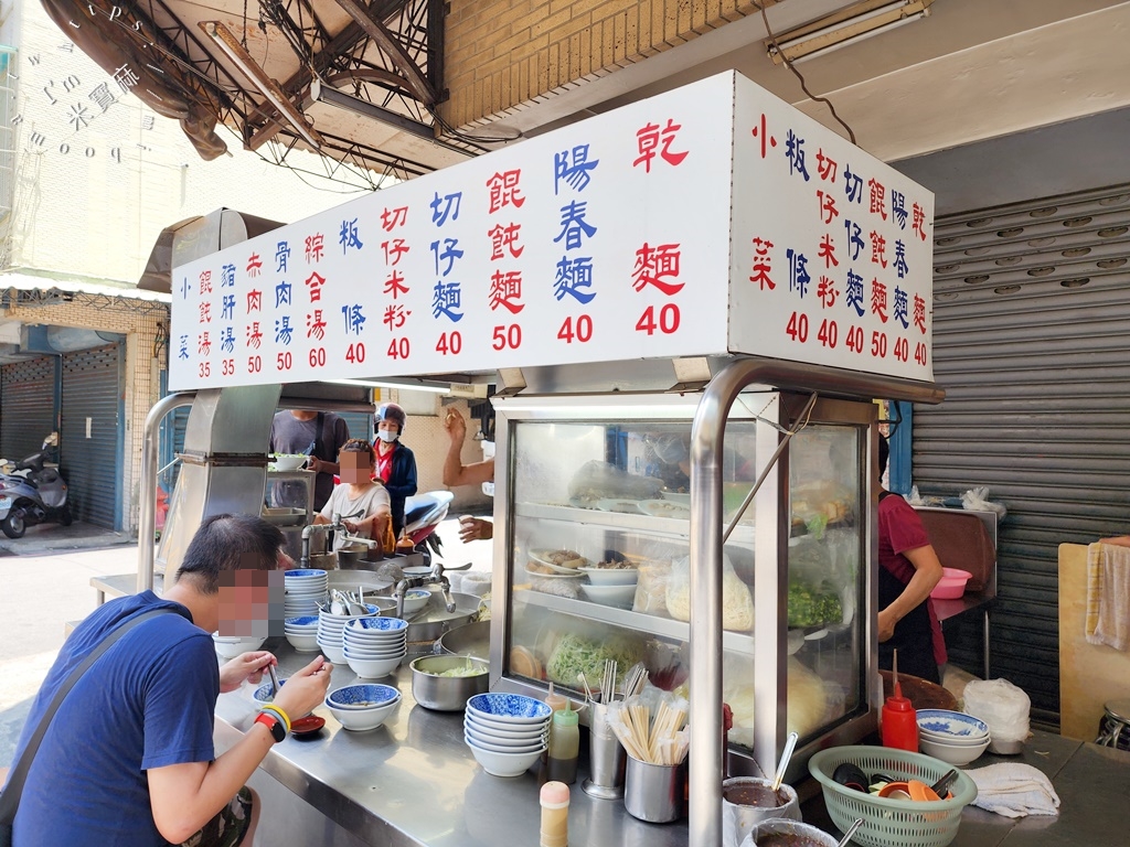 中義街乾麵┃新莊美食。在地30年老店，烏醋乾麵一定要吃，當男人變愛時拍攝場景