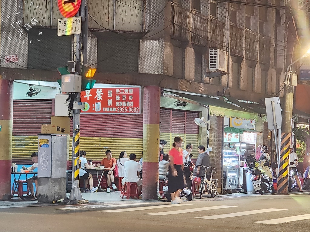 鄉下人豬血湯┃永和美食。晚餐宵夜來這吃!豬血大塊料多滿足，近40年老店樸實好味道