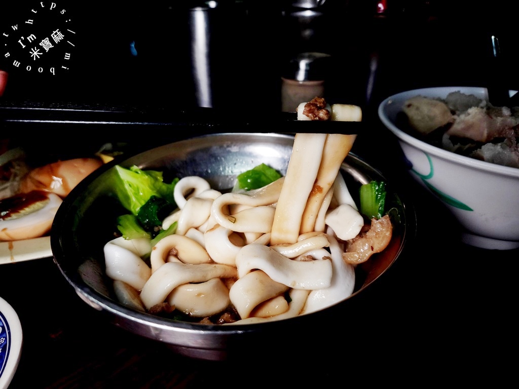 鄉下人豬血湯┃永和美食。晚餐宵夜來這吃!豬血大塊料多滿足，近40年老店樸實好味道