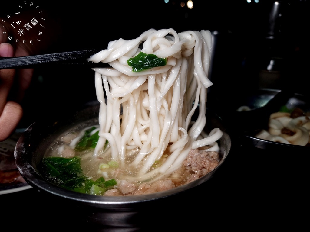 鄉下人豬血湯┃永和美食。晚餐宵夜來這吃!豬血大塊料多滿足，近40年老店樸實好味道