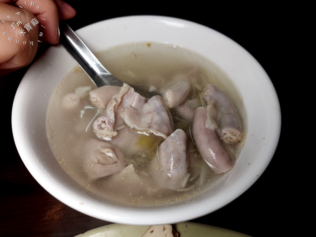 鄉下人豬血湯┃永和美食。晚餐宵夜來這吃!豬血大塊料多滿足，近40年老店樸實好味道