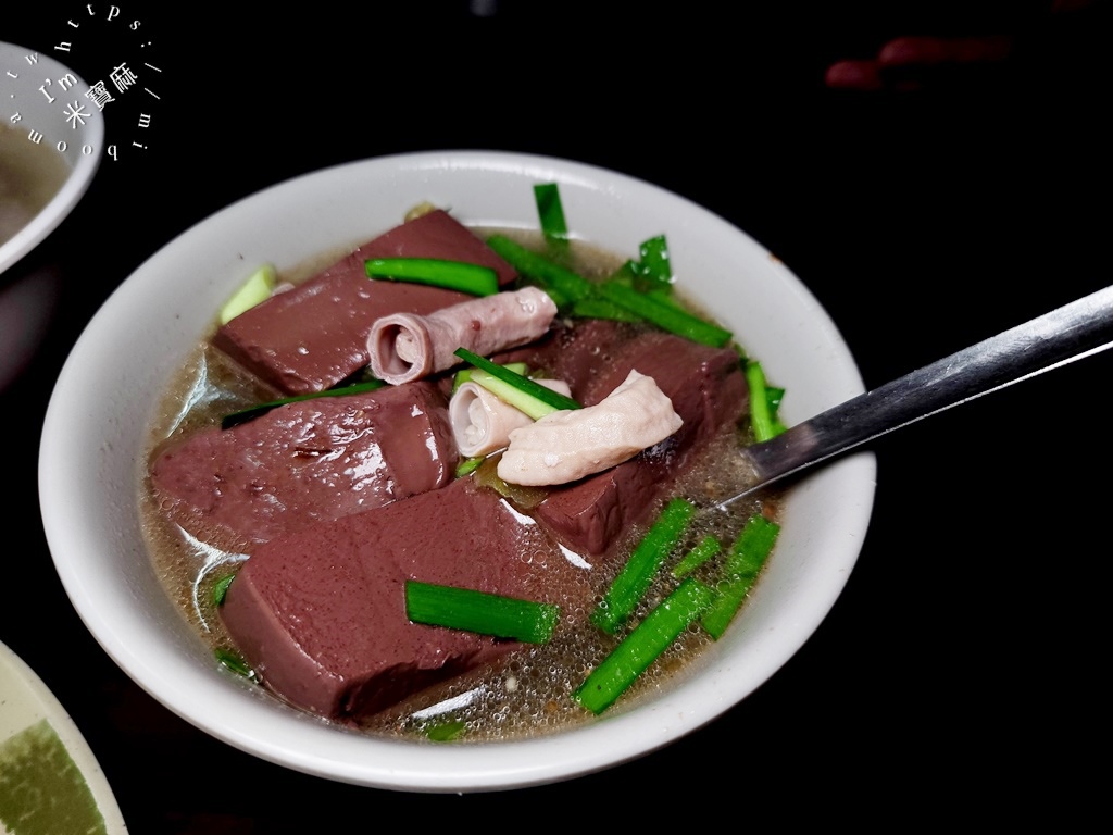 鄉下人豬血湯┃永和美食。晚餐宵夜來這吃!豬血大塊料多滿足，近40年老店樸實好味道