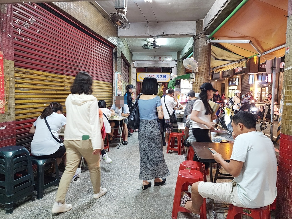 鄉下人豬血湯┃永和美食。晚餐宵夜來這吃!豬血大塊料多滿足，近40年老店樸實好味道