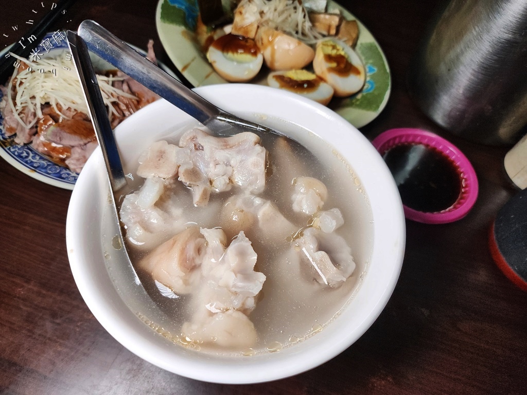 鄉下人豬血湯┃永和美食。晚餐宵夜來這吃!豬血大塊料多滿足，近40年老店樸實好味道