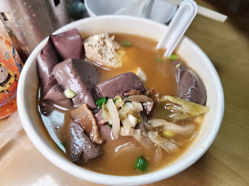 蕭家下港脆皮臭豆腐┃中和廟口美食。在地營業20年，一營業就是大排長龍，網紅千千也推薦的脆皮臭豆腐