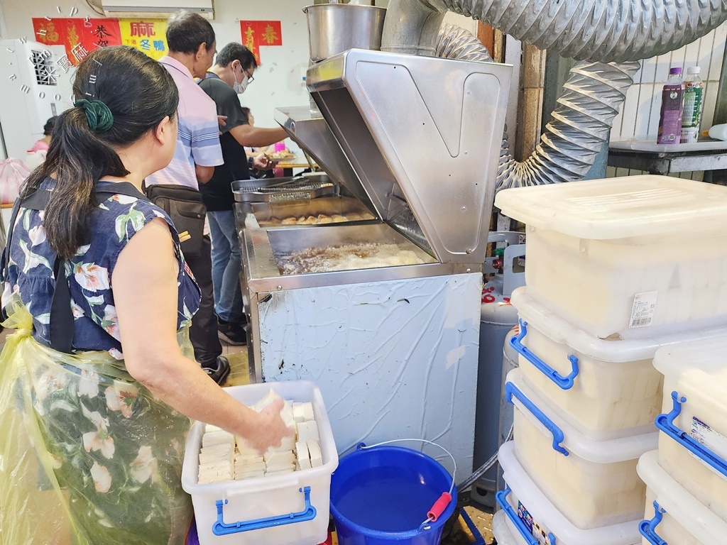 蕭家下港脆皮臭豆腐┃中和廟口美食。在地營業20年，一營業就是大排長龍，網紅千千也推薦的脆皮臭豆腐