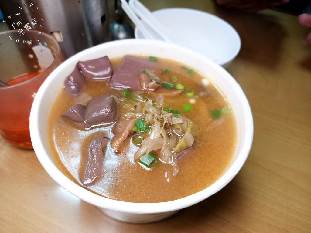 蕭家下港脆皮臭豆腐┃中和廟口美食。在地營業20年，一營業就是大排長龍，網紅千千也推薦的脆皮臭豆腐