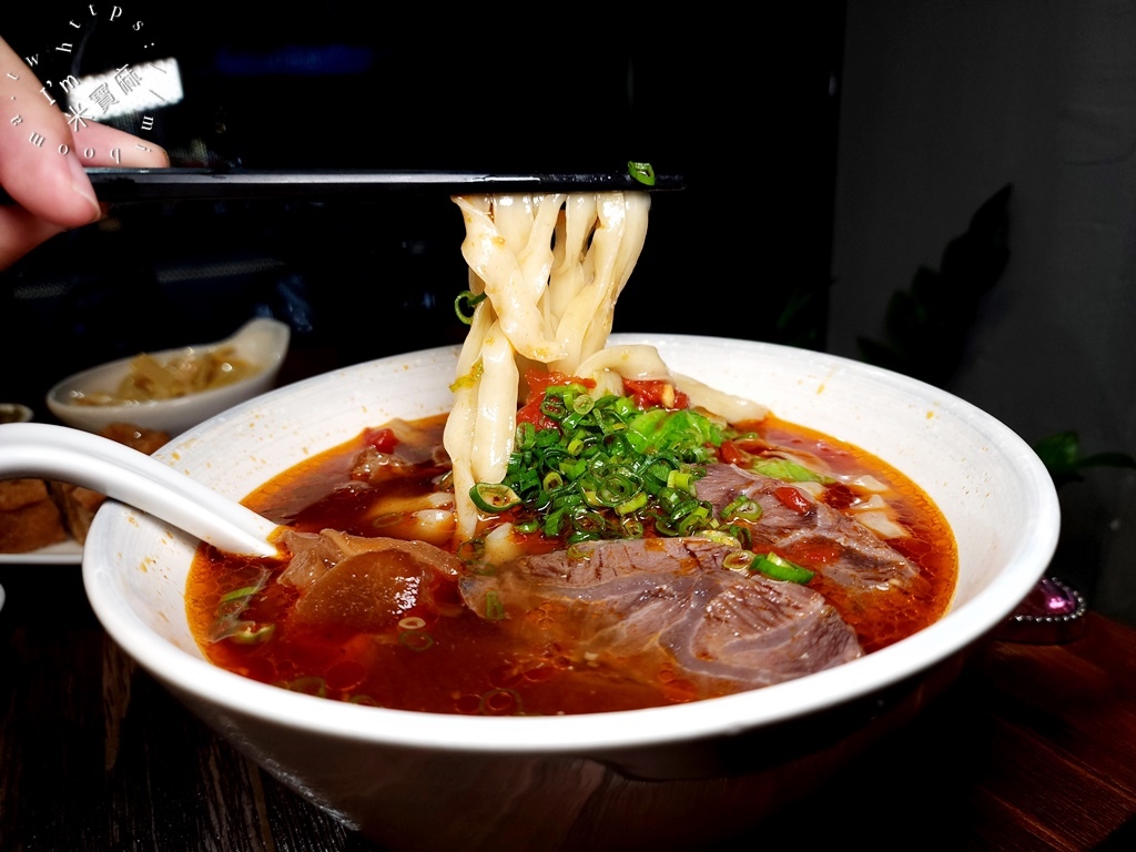 晶牛舖牛肉麵專賣┃永和美食。番茄牛肉麵酸香帶辣湯頭很正點，麵條三種選擇，環境也不錯