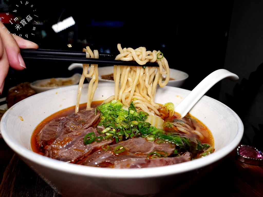 晶牛舖牛肉麵專賣┃永和美食。番茄牛肉麵酸香帶辣湯頭很正點，麵條三種選擇，環境也不錯