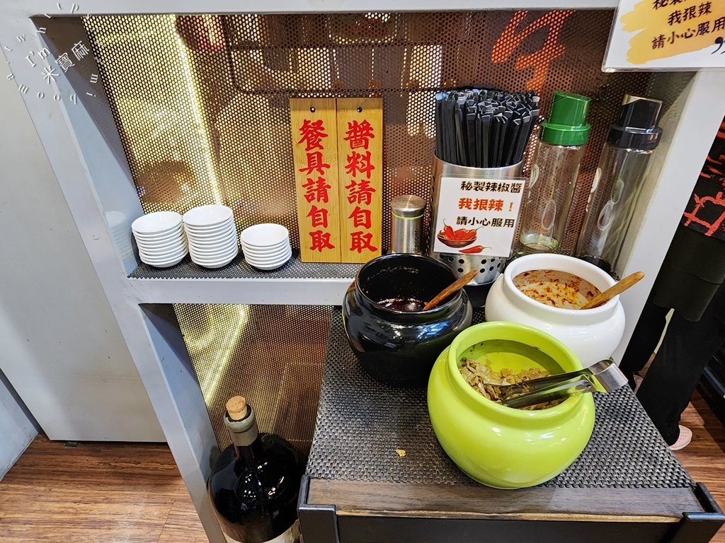 晶牛舖牛肉麵專賣┃永和美食。番茄牛肉麵酸香帶辣湯頭很正點，麵條三種選擇，環境也不錯