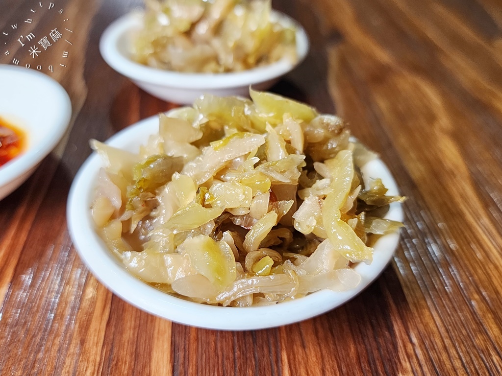 晶牛舖牛肉麵專賣┃永和美食。番茄牛肉麵酸香帶辣湯頭很正點，麵條三種選擇，環境也不錯