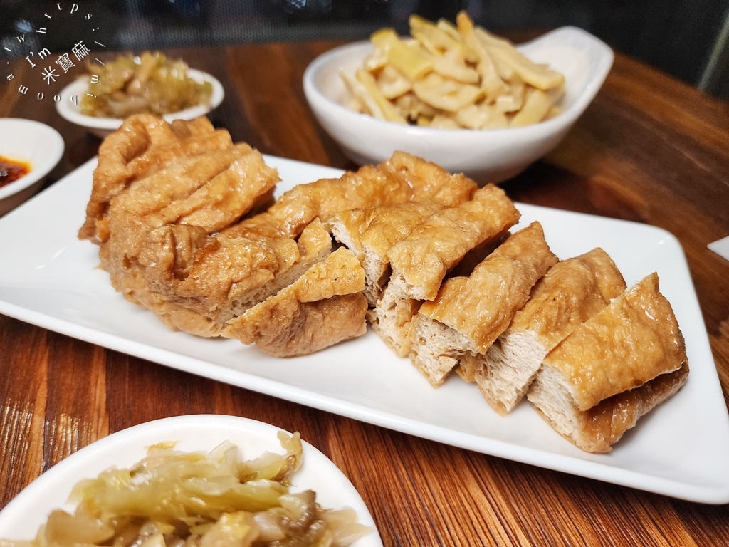 晶牛舖牛肉麵專賣┃永和美食。番茄牛肉麵酸香帶辣湯頭很正點，麵條三種選擇，環境也不錯